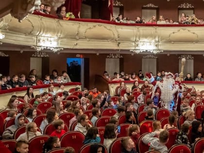 Детей из Донбасса пригласили на новогодний спектакль в театр Таганрога