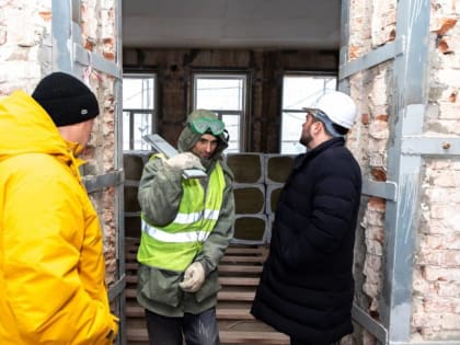 Депутат Павел Кузьмин провел мониторинг работ по ремонту школы № 49 в Ростове