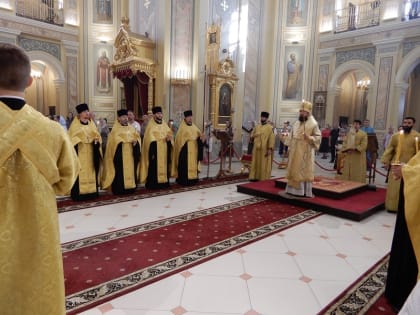 В канун 1-й Недели по Пятидесятнице, Всех святых, епископ Таганрогский Артемий совершил всенощное бдение в кафедральном соборе Рождества Пресвятой Богородицы г. Ростова-на-Дону