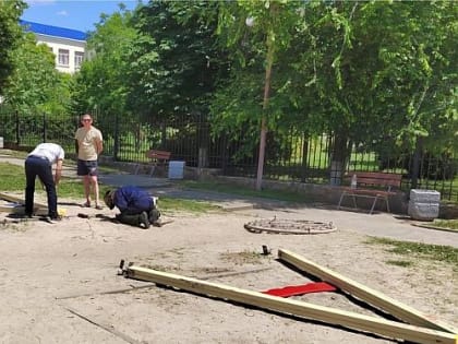 В поселке Усть-Донецком восстановили качели Гнездо, сломанные вандалами.