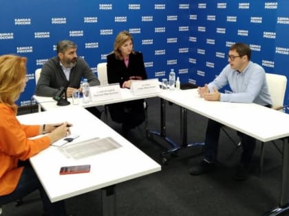 Лариса Тутова и Вартерес Самургашев провели прием граждан в преддверии Дня отца