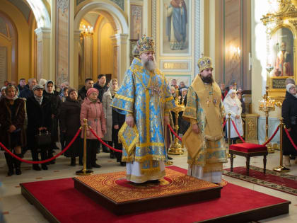В праздник Введения во храм Пресвятой Богородицы митрополит Ростовский и Новочеркасский Меркурий совершил Божественную литургию в Ростовском кафедральном соборе