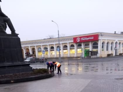 В Таганроге убирают улицы и обрезают деревья