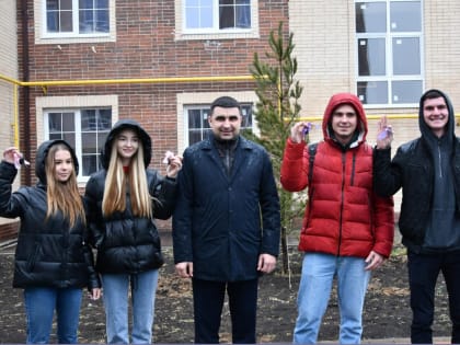 Сергей Бодряков вручил ключи от квартир детям-сиротам