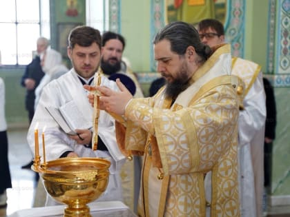 Православные христиане отмечают Крещенский сочельник. В храмах Волгодонска освящают воду