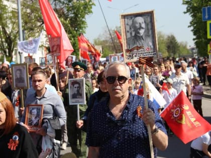 В День Победы в Новошахтинске состоялось шествие «Бессмертного полка» и торжественный митинг. Наш фоторепортаж