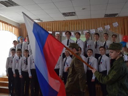 В Шахтах 20 школ получили государственные символы России