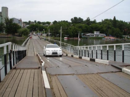 Движение по понтонному мосту на Зелёный остров в Ростове снова открыто