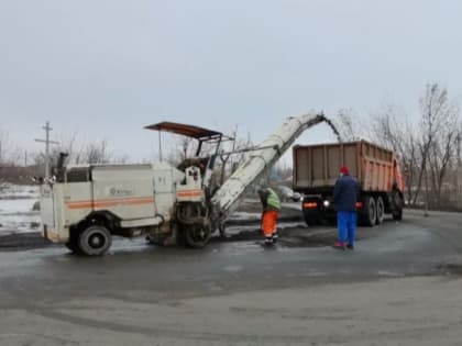 В Шахтах ведется ямочный ремонт дорог
