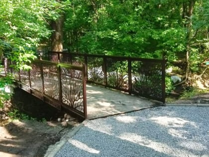 В таганрогской роще «Дубки» появились новые дорожки и мосты