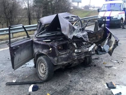 Один человек погиб и двое пострадали: на трассе под Ростовом «семерка» влетела в грузовик