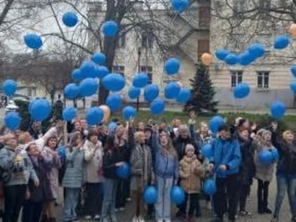 В Таганроге прошла акция «Делай как я - зажги синим»