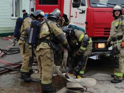 В Таганроге в новогоднюю ночь потушили пожар в «Пятерочке»