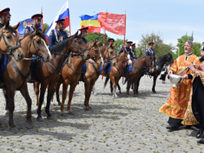 Войсковой священник Всевеликого войска Донского благословил участников конного перехода донских казаков «Марш победителей»