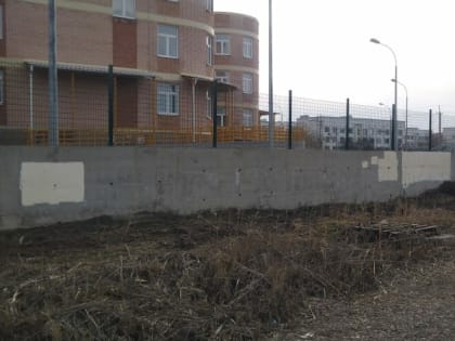 Надписи на ограждении детского сада в Таганроге закрашены