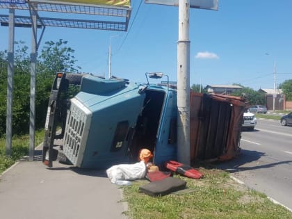 Спешил: в Ростовской области перевернулся мусоровоз