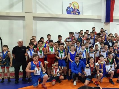 Новочеркасские борцы выиграли первенство Шахт