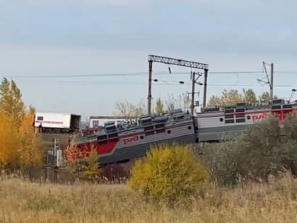 Между Батайском и Ростовом-на-Дону с рельсов сошел грузовой поезд