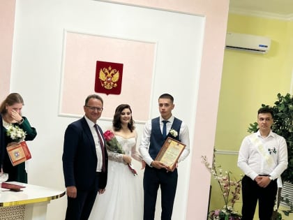 Александр Локтев поздравил молодоженов в День города