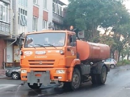 На дорогах Таганрога проводят «влажную уборку»