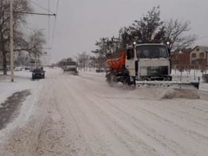 В Волгодонске круглосуточно идет уборка снега