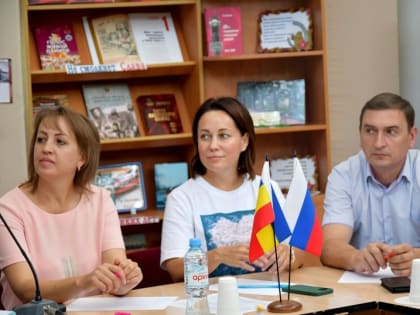 В Аксайской межпоселенческой библиотеке имени Шолохова состоялась встреча с инициативной молодежью