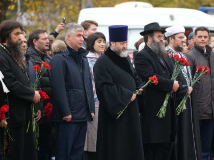 В День народного единства руководитель Епархиального информационного отдела принял участие в возложении цветов к памятнику основательнице Ростова