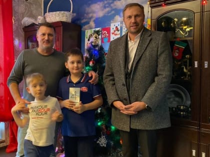 Акция «Елка желаний»: депутат Сергей Замиховский вручил смартфон юному жителю Батайска