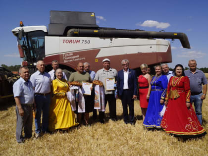 В Зерноградском районе продолжается хлебная жатва.