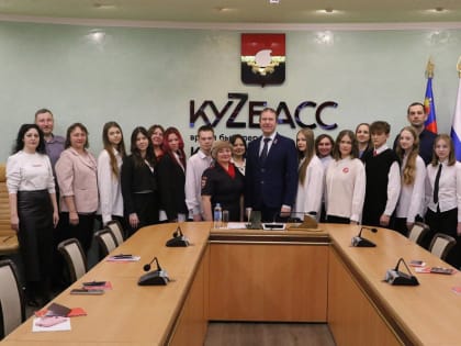 Сегодня глава города Кемерово Дмитрий Анисимов вручил паспорта девяти ребятам из «Движения Первых»