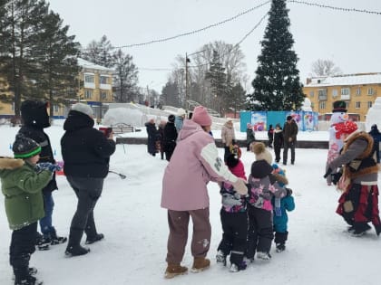 4 января на площади ДК им. Горького состоялась увлекательная развлекательно-игровая программа «Заговор снеговиков», которая объединила детей и их родителей для весёлого зимнего вре