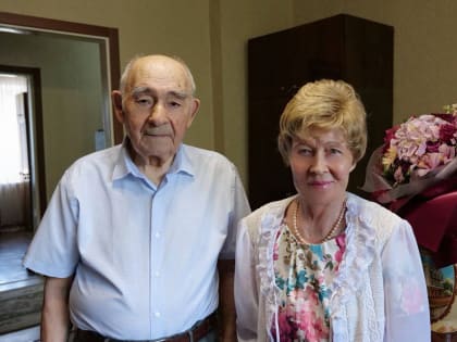 Глава города Кемерово Дмитрий Анисимов поздравил с 90-летием Вячеслава Михайловича Шапошникова, Почётного гражданина Кемеровской области, заслуженного работника транспорта РФ