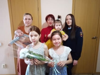 В Топках поздравили ветеранов МВД, матерей и жен сотрудников, погибших при исполнении служебных обязанностей