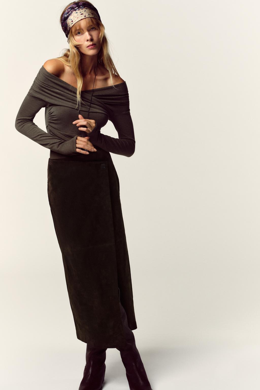 Top de escote cruzado y manga larga.