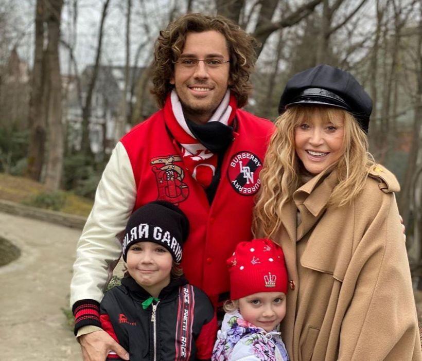 Лиза Галкина продемонстрировала успехи в игре дартс