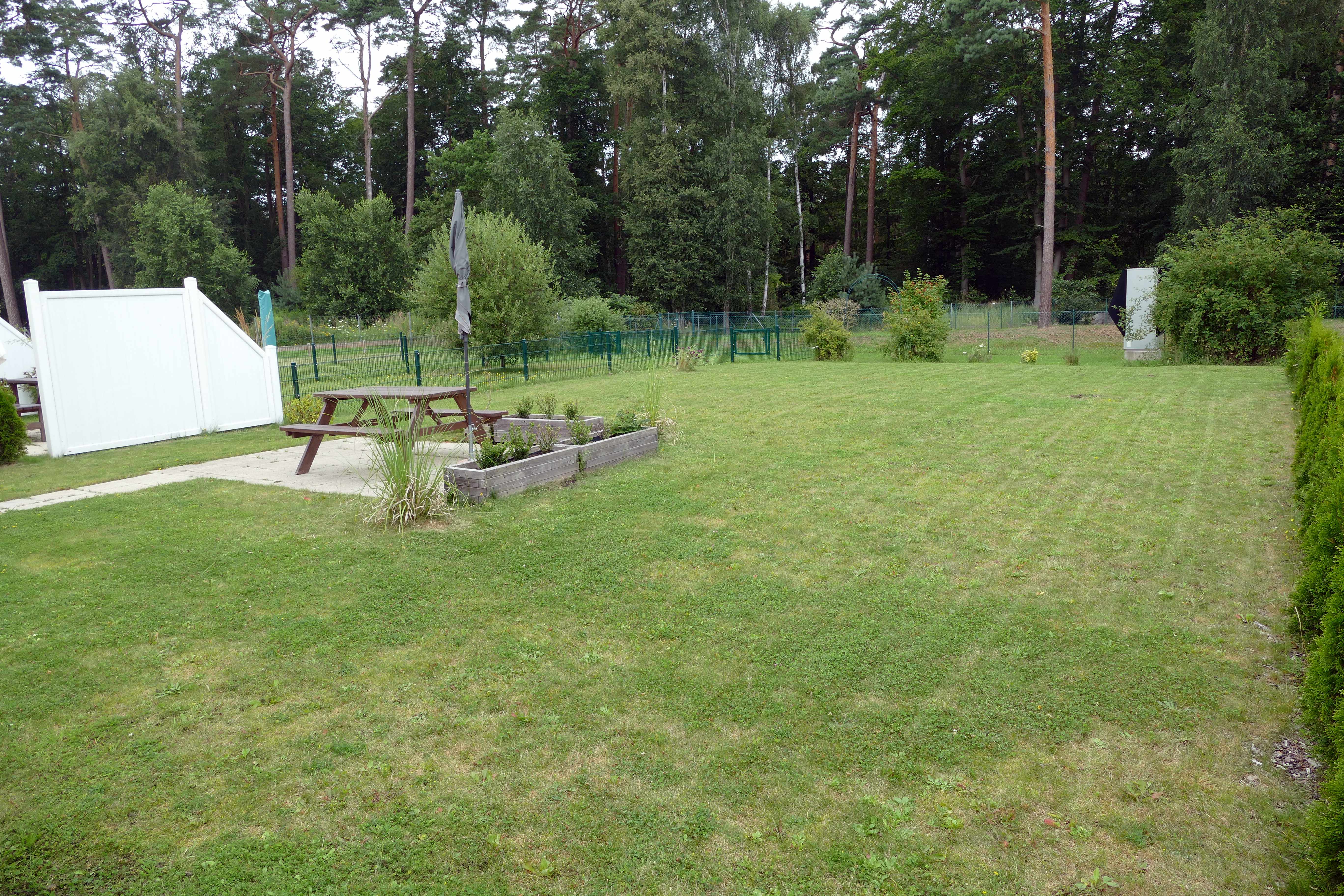 Terrasse hinter dem Garten - weitere Ansicht