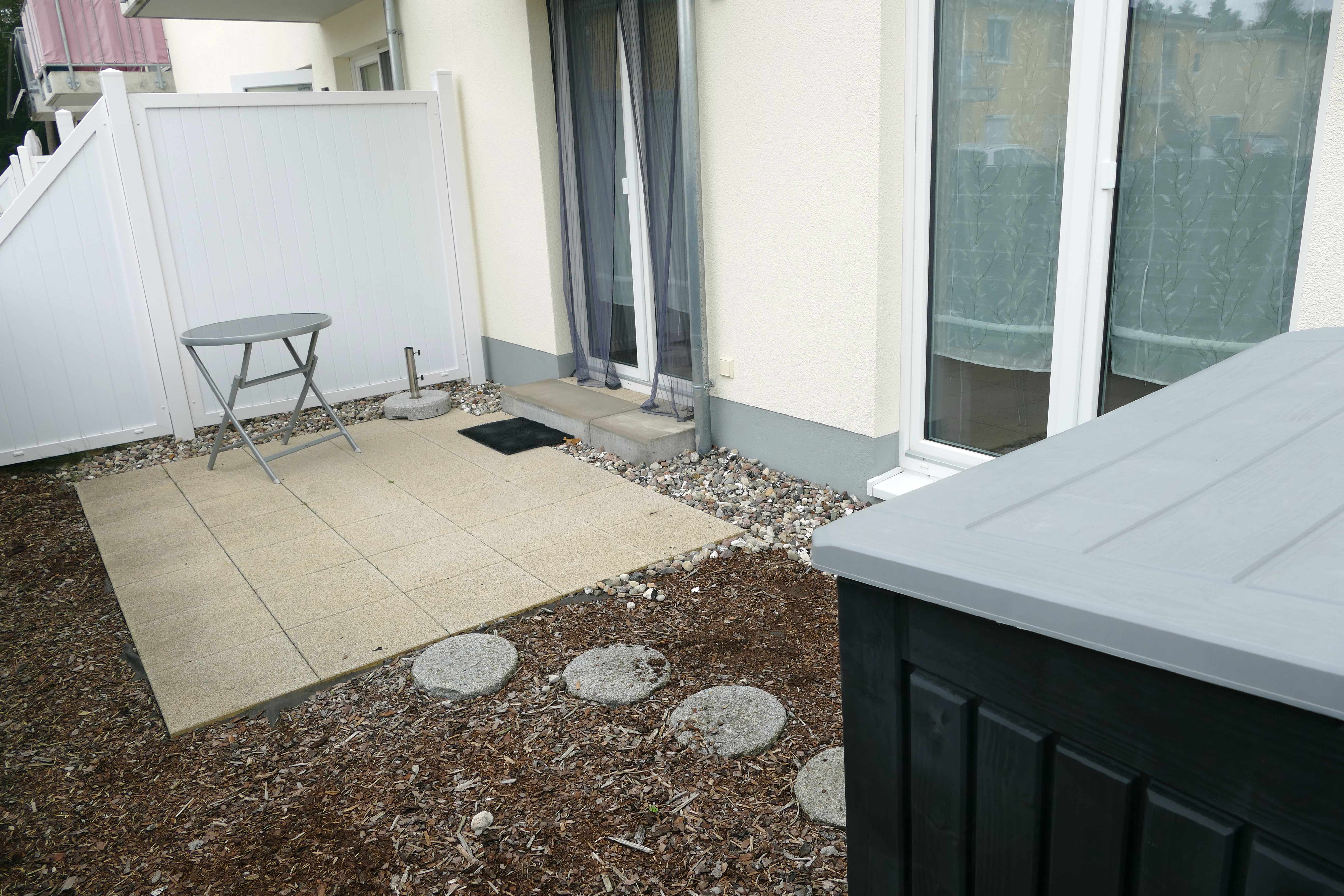 Terrasse vor dem Haus - weitere Ansicht