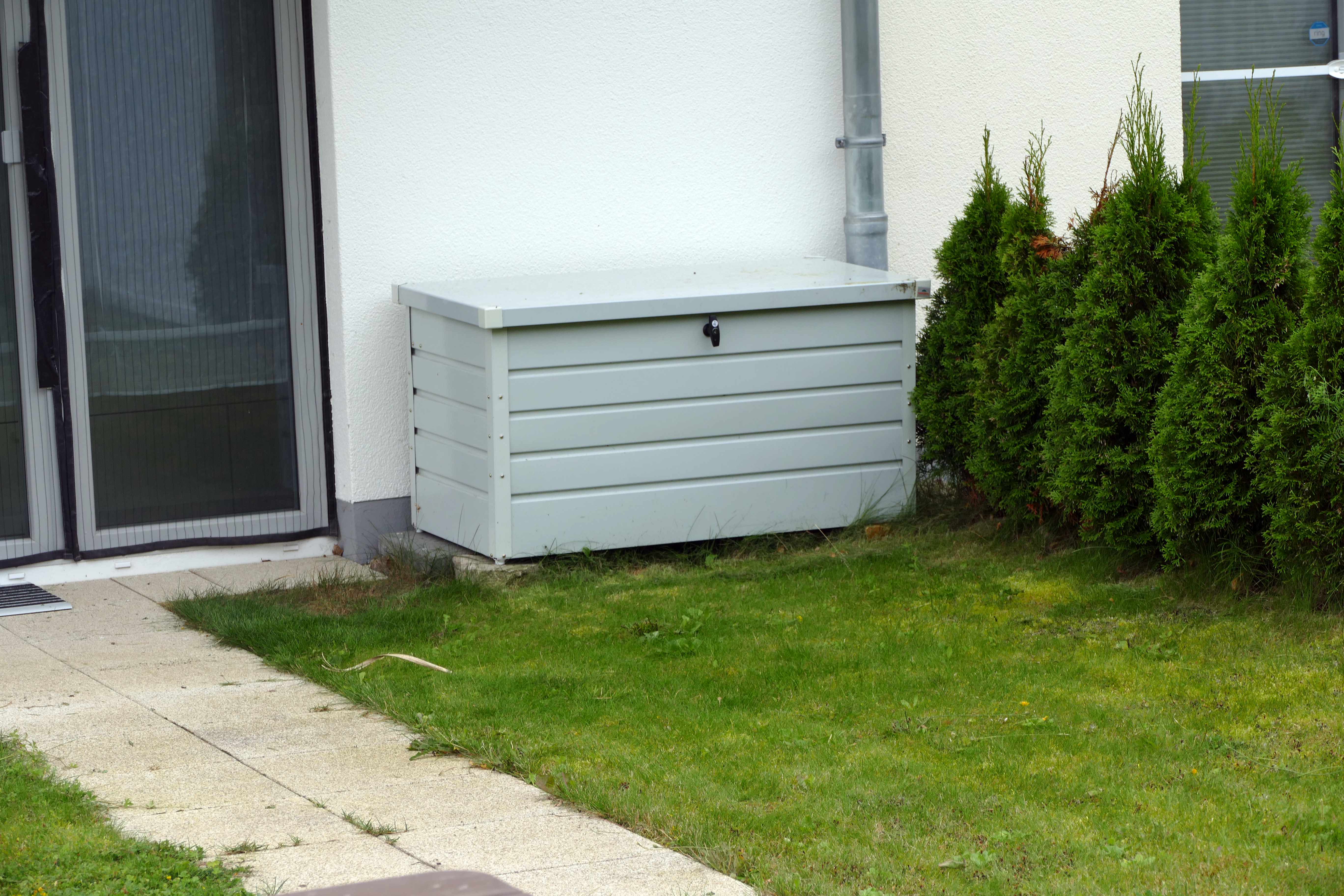 Box mit Spielsachen für den Garten
