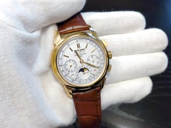 永久カレンダー搭載『パテック・フィリップ』を宝石広場 渋谷本店にてお買取りさせていただきました! イエローゴールドケースの「パーペチュアルカレンダー 5270J-001」です!! #腕時計 #機械式時計 #PATEK PHILIPPE #パテック フィリップ #パーペチュアルカレンダー #買取り #査定 #下取り #宝石広場 https://t.co/pJPAB3M80y