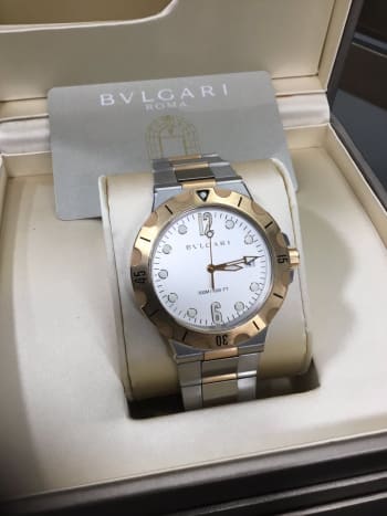 渋谷本店にてブルガリのディアゴノスクーバのお買取りを致しました。 シルバーダイアルとピンクゴールドの対比がとても綺麗なモデルです。 #ブルガリ買取 #渋谷買取 #時計買取 