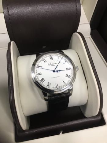 宅配買取りにてグラスヒュッテオリジナルのセネタ オートマティックのお買取りを致しました。 クラシックなデザインですが、飽きの来ないモデルです。 #渋谷買取 #時計買取 