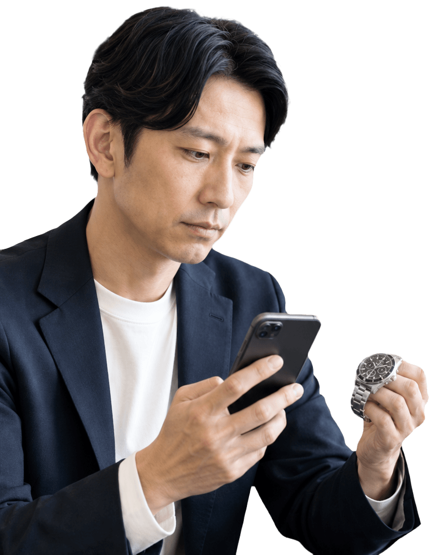 スマートフォンを見ながら時計を持つ男性