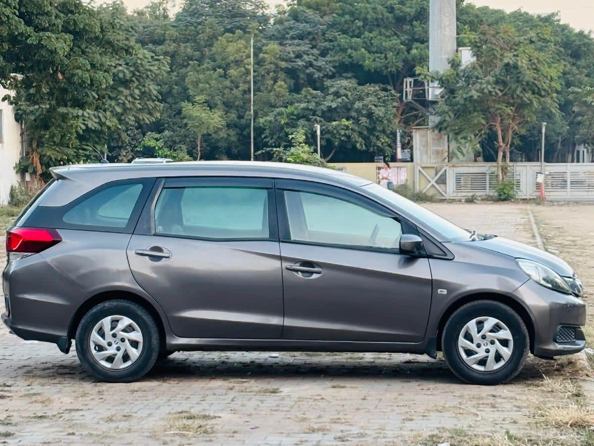 Hyundai Mobilio - કાર - સોમનાથ - Image 1