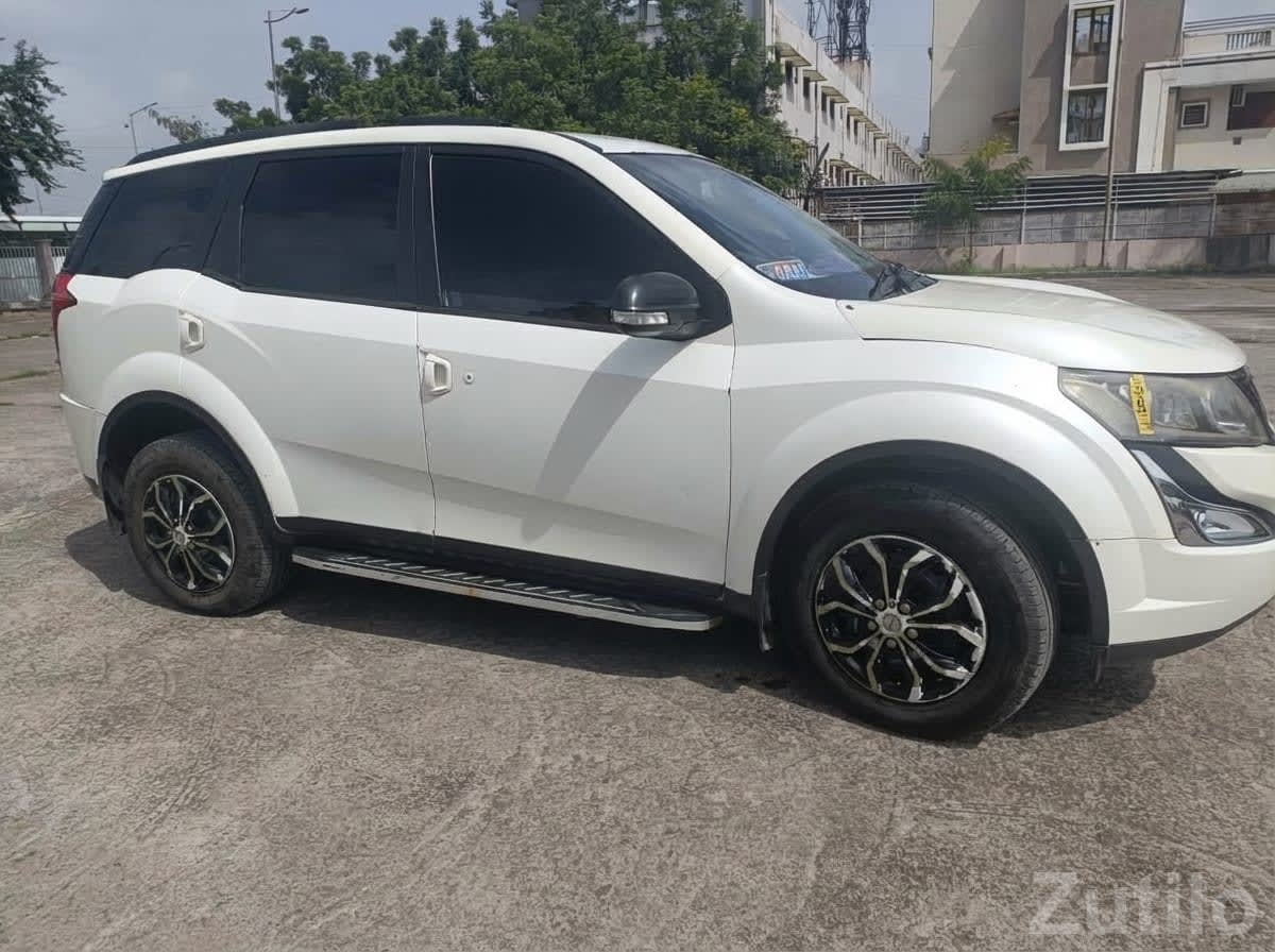 Mahindra XUV500 W6 2017 White SUV - Cars - Ahmedabad City - Image 1