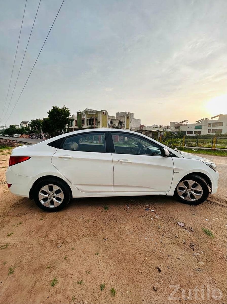Hyundai Verna Fluidic White Sedan - Cars - Ahmedabad City - Image 4