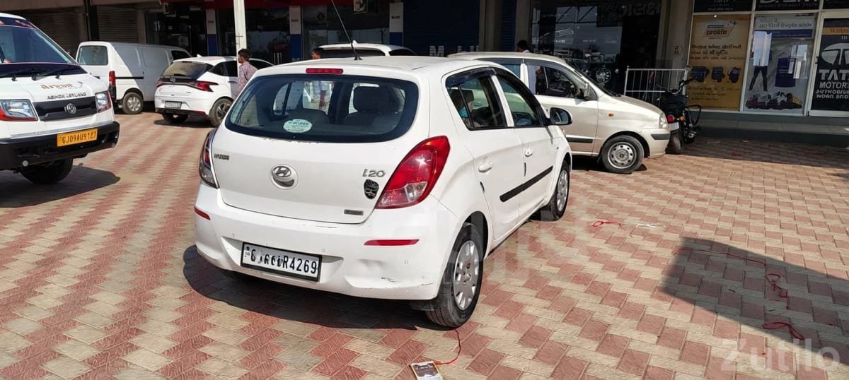 Hyundai i20 Magna White Hatchback - કાર - હિંમતનગર - Image 4