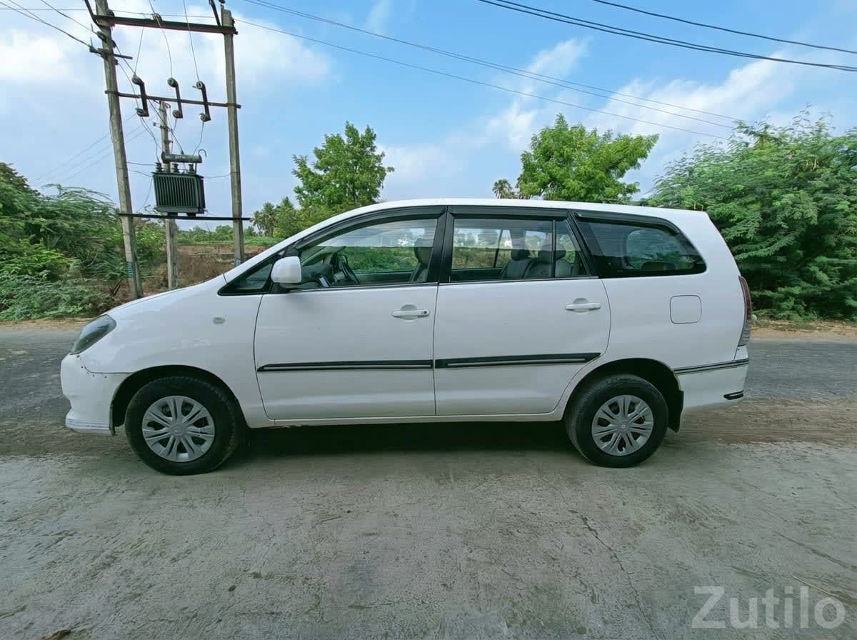 Toyota Innova Beige Interior MPV - Cars - Sutrapada - Image 3