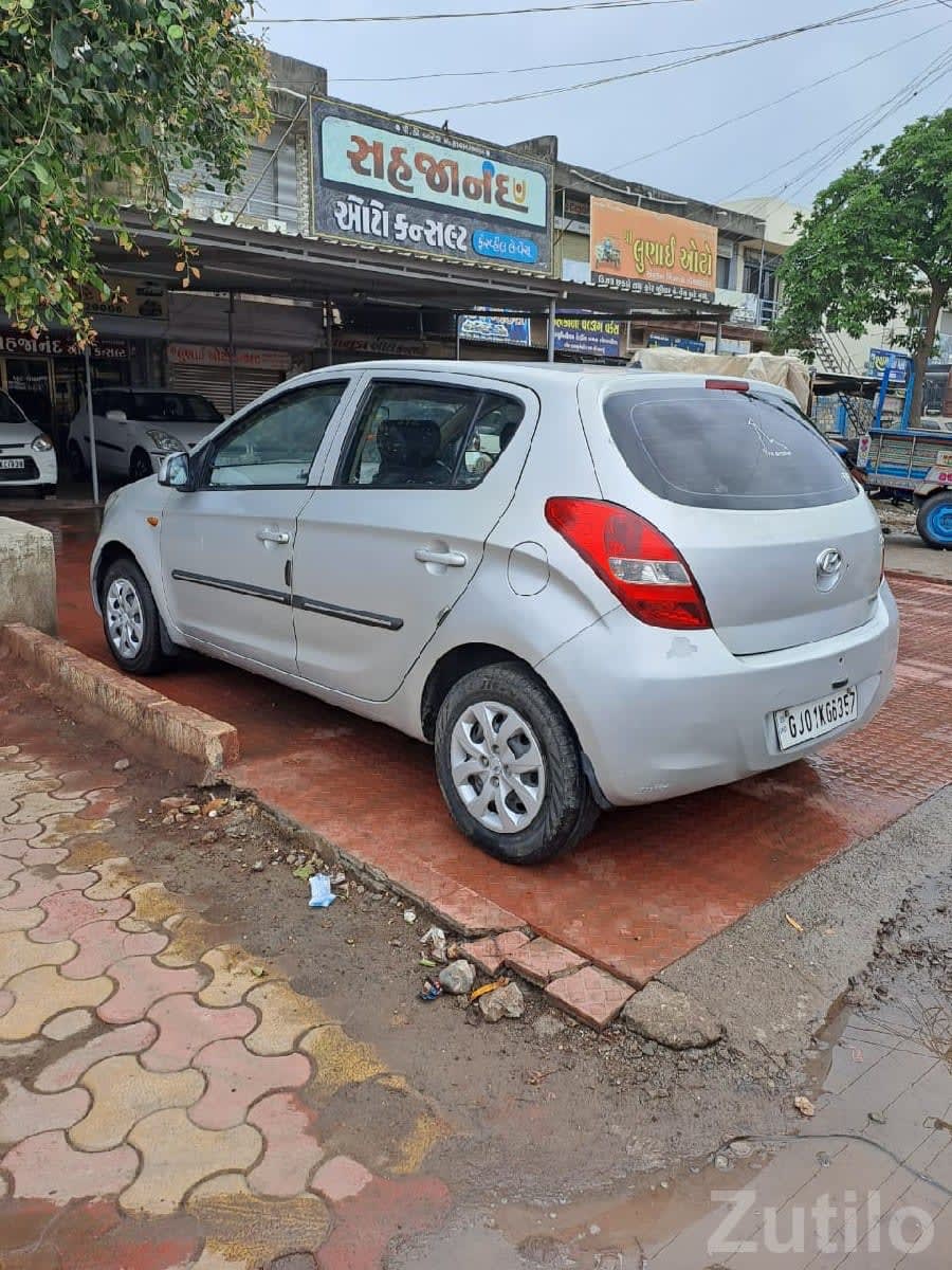 Hyundai i20 Silver Petrol Family Car - Cars - Upleta - Image 3