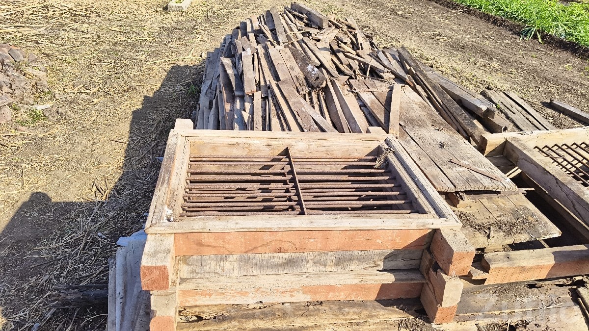 Old House Wooden Scrap Doors & Windows - Miscellaneous - Talaja - Image 1