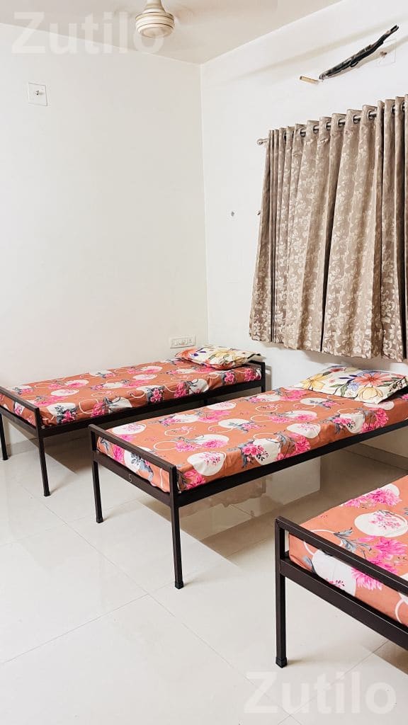 PG Bed Set with Mattress and Cupboard - પાંખા અને ગાદી - અમદાવાદ શહેર - Image 1